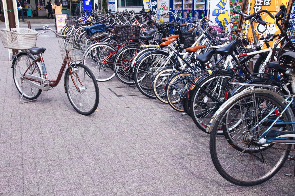 自転車にのる人は保険